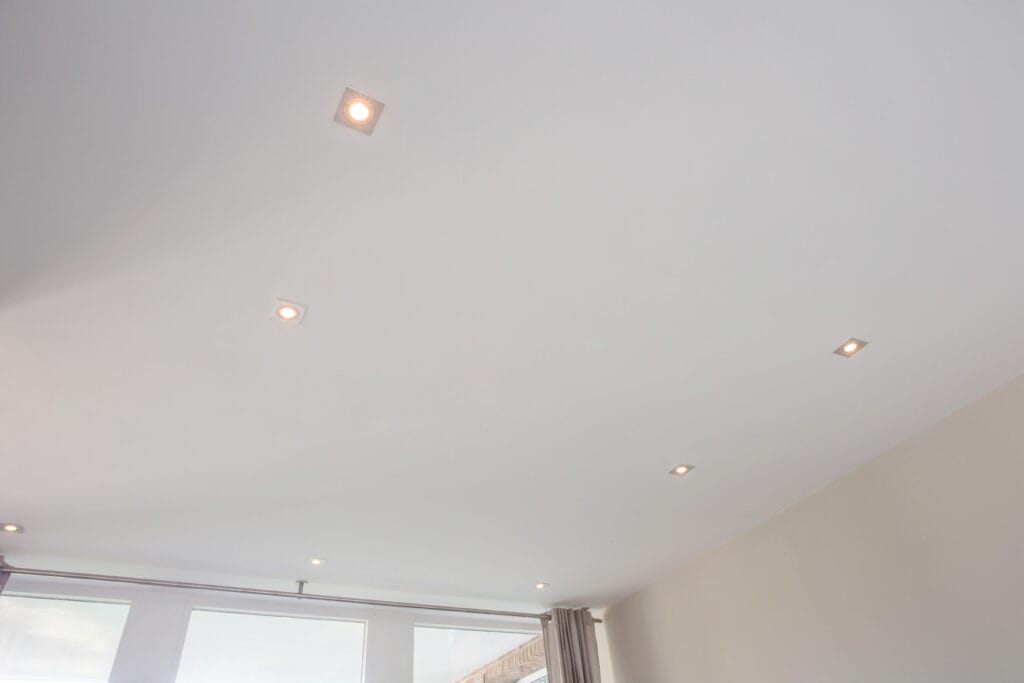 Plafond witten schilder als eerste stap van alles in de kamer